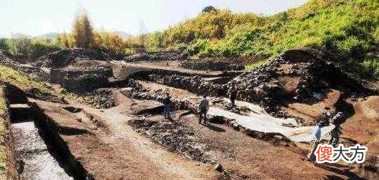 【历史故事】专家在长白山，发现800年前九龙抬尸棺，其描述和小说相似