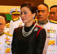 【历史故事】43岁苏提达示弱退居幕后，赶赴德国暂停争宠，西拉米回归畅通无阻