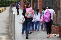 孩子的书包该由谁来背？背错了，后果很严重（建议精读）
