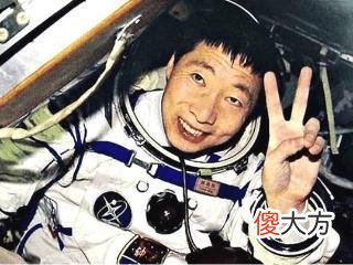 杨利伟上太空时，携带枪支，出舱时，为何嘴角挂着血丝脸色苍白？