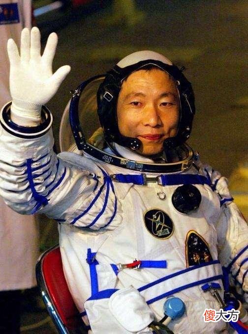 杨利伟上太空时，携带枪支，出舱时，为何嘴角挂着血丝脸色苍白？