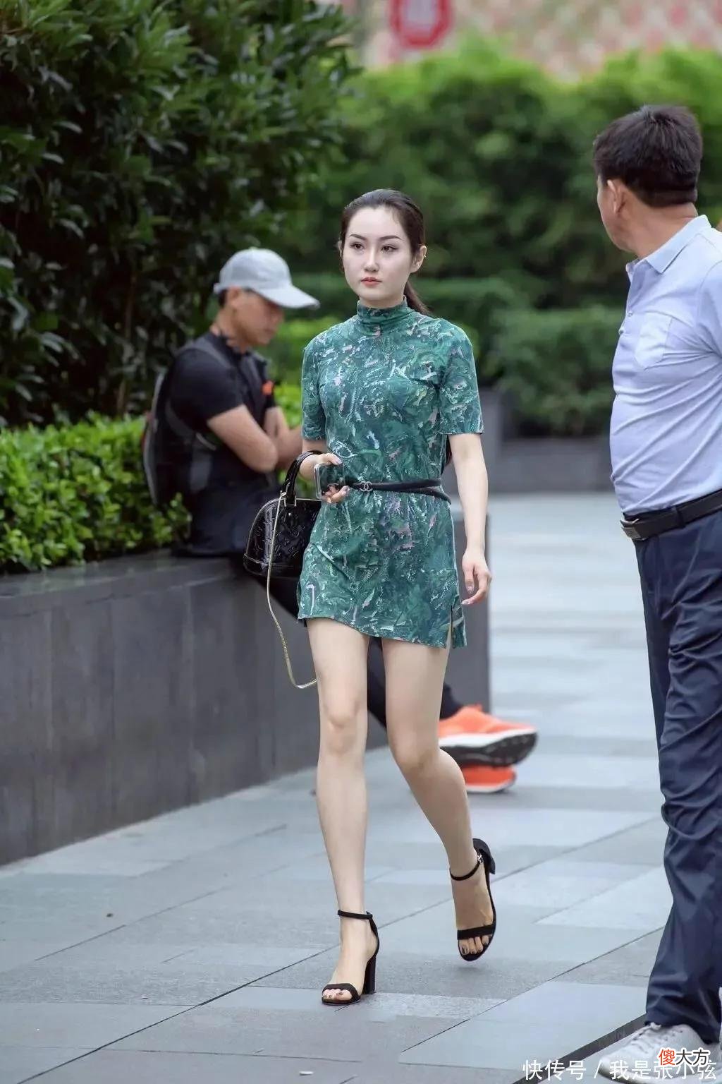 【时尚一点】上了年纪的女人，穿搭是刻意扮嫩还是优雅得体，看她的裙子就知道