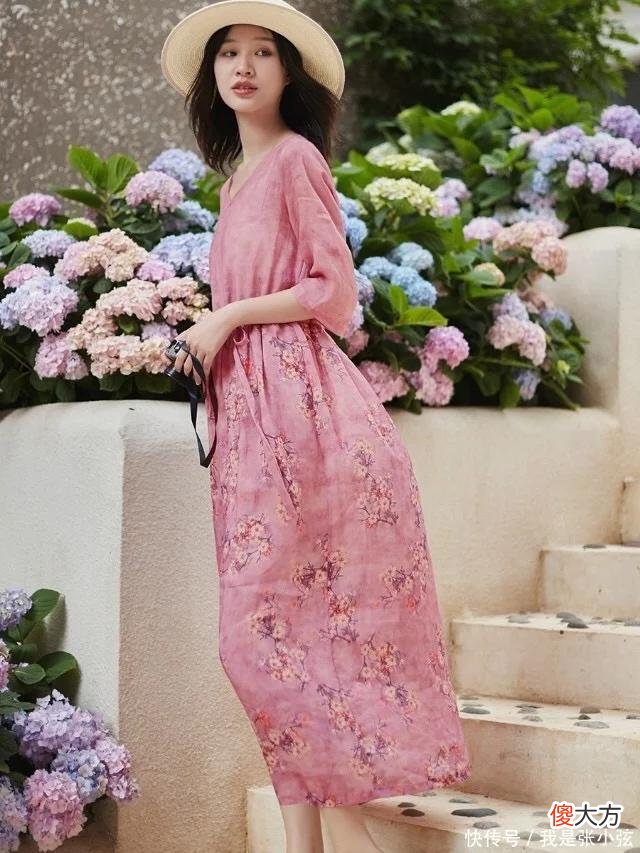 【时尚一点】上了年纪的女人，穿搭是刻意扮嫩还是优雅得体，看她的裙子就知道