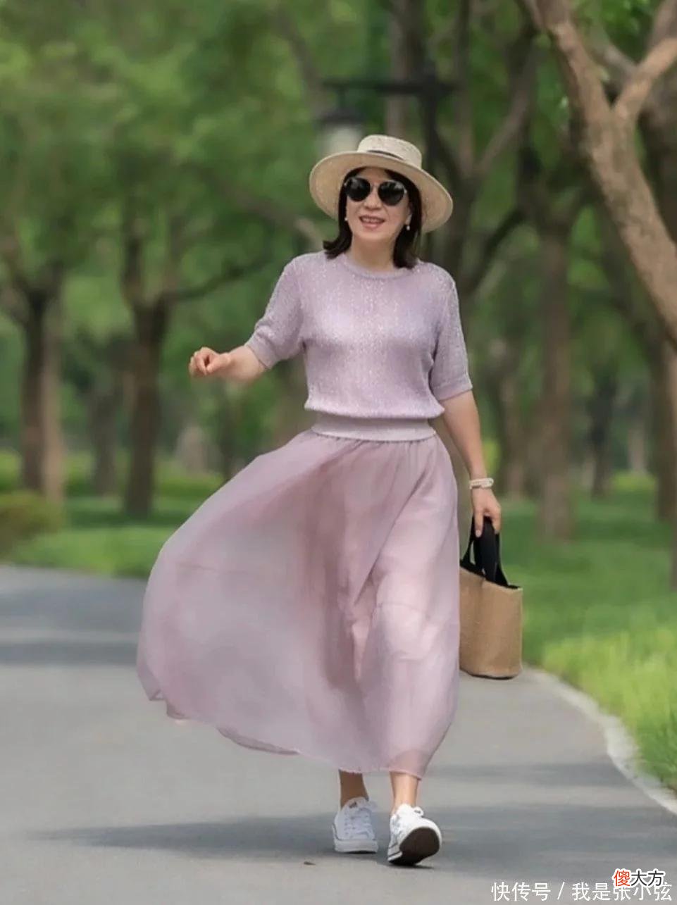 【时尚一点】上了年纪的女人，穿搭是刻意扮嫩还是优雅得体，看她的裙子就知道