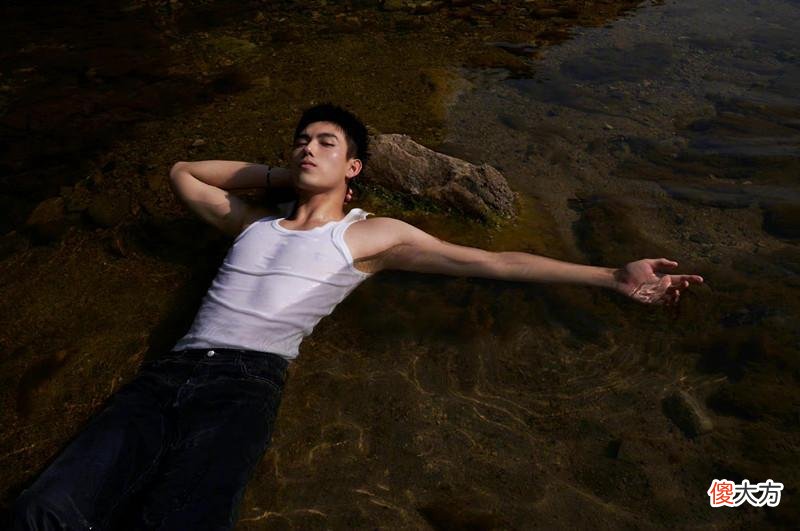 【就爱时尚】原来最时髦的，还是你爷爷和爸爸的那件土白老头背心