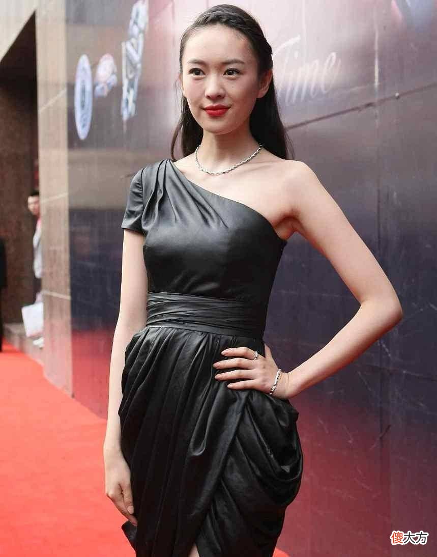 【时尚一点】斜肩连衣裙秀出自己的锁骨曲线