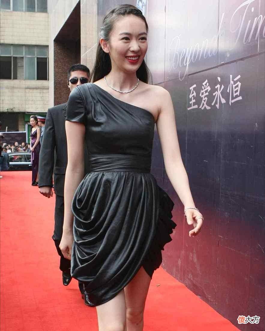 【时尚一点】斜肩连衣裙秀出自己的锁骨曲线