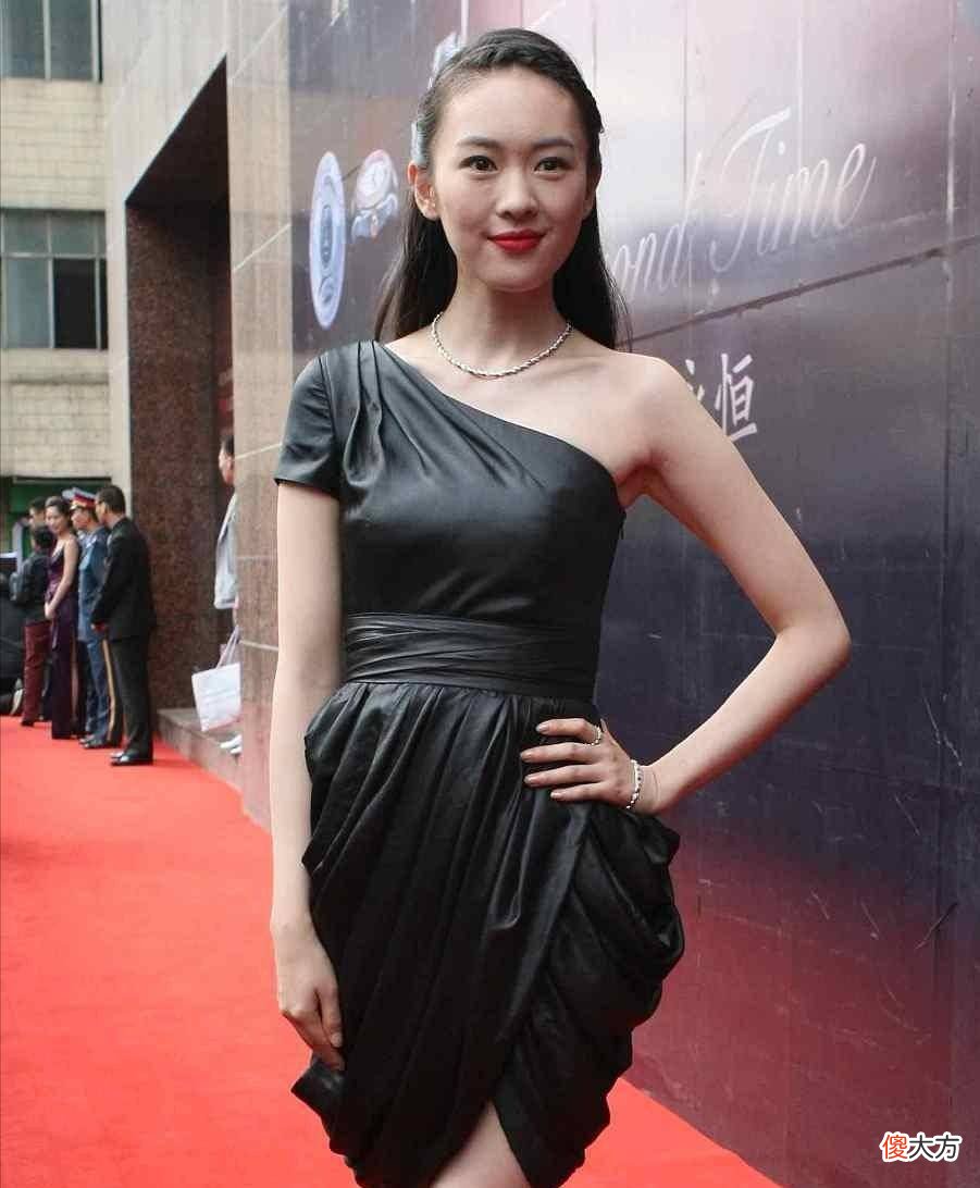 【时尚一点】斜肩连衣裙秀出自己的锁骨曲线