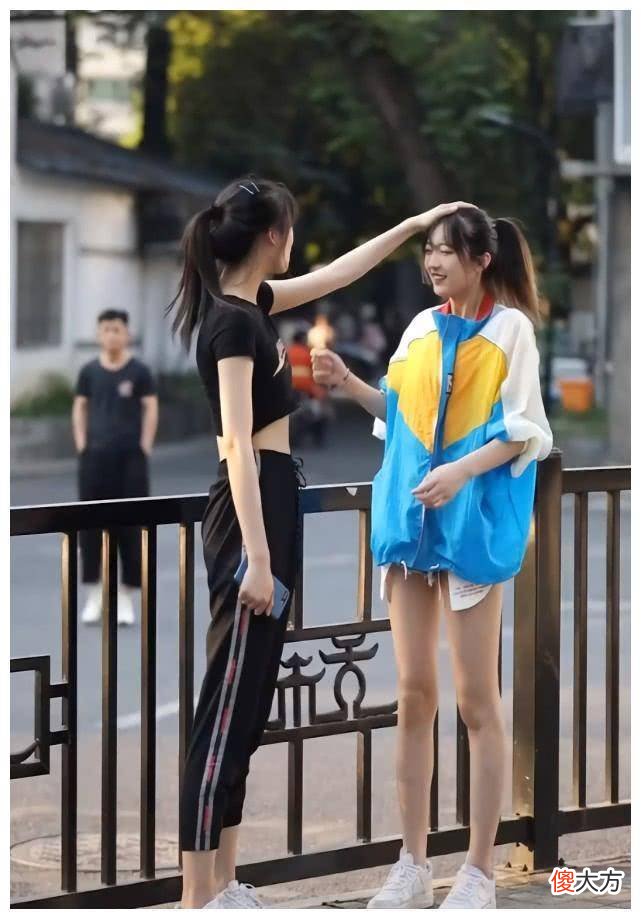 【就爱时尚】有个反差萌“我穿短t，你穿春季大衣”，展示美丽的腿