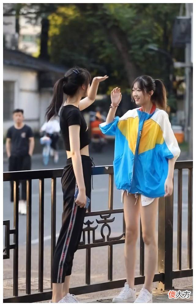 【就爱时尚】有个反差萌“我穿短t，你穿春季大衣”，展示美丽的腿