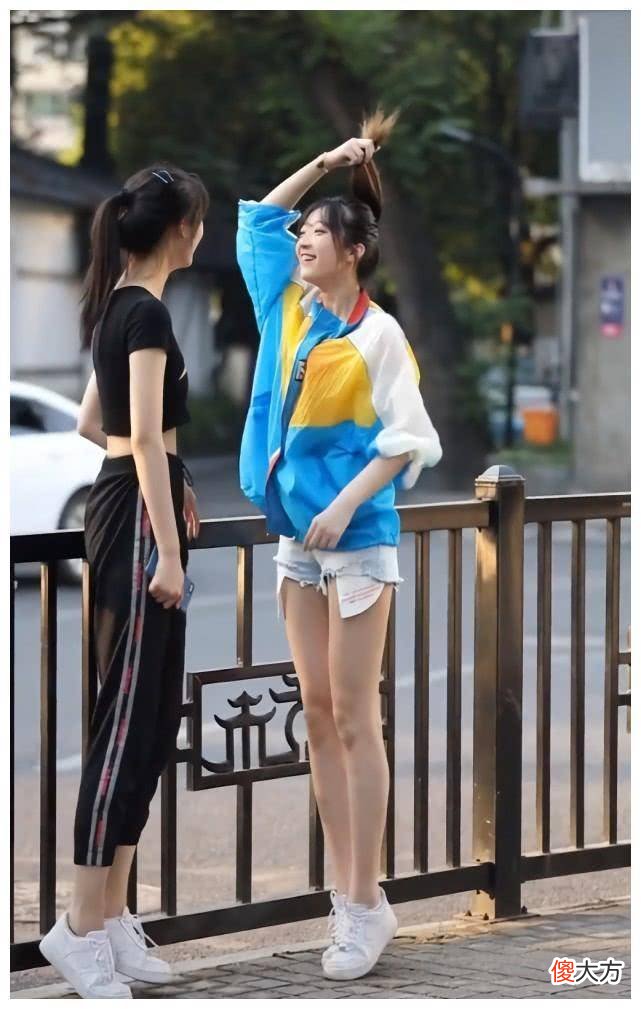 【就爱时尚】有个反差萌“我穿短t，你穿春季大衣”，展示美丽的腿