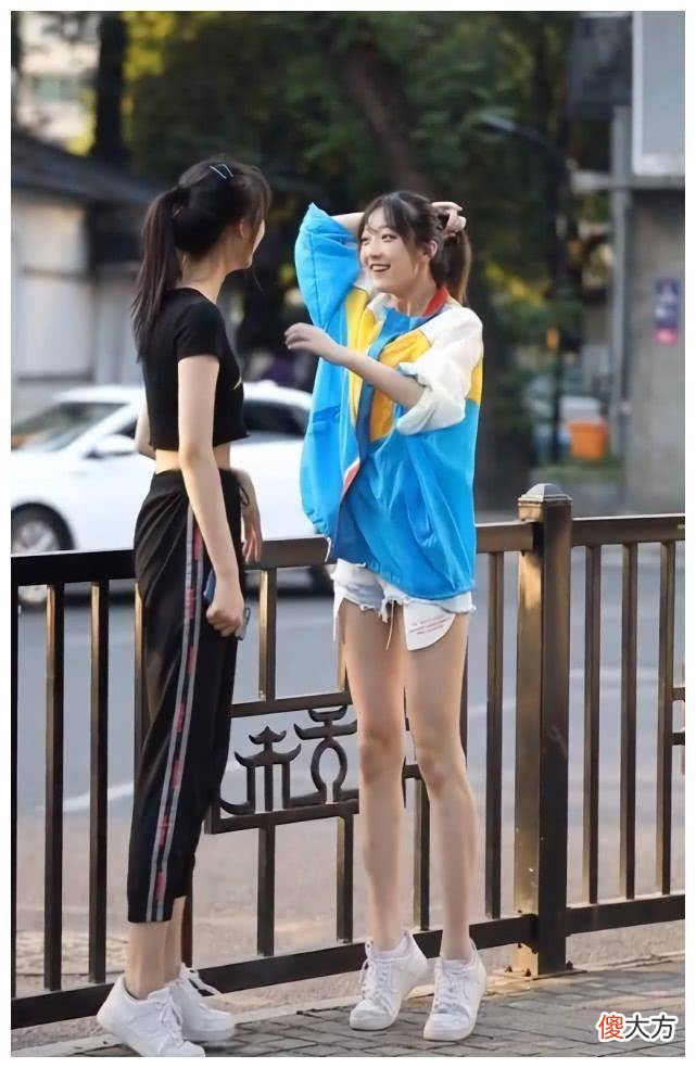 【就爱时尚】有个反差萌“我穿短t，你穿春季大衣”，展示美丽的腿
