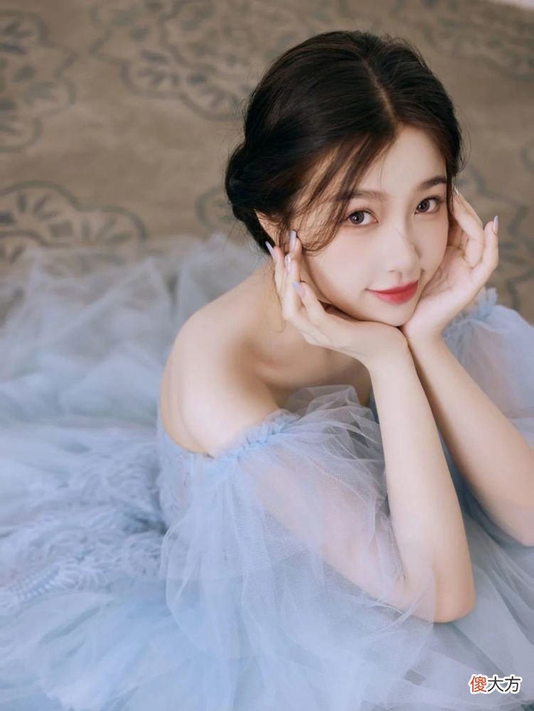 【时尚一点】同样是少女，为什么她们自带一种冷冷的故事氛围感？