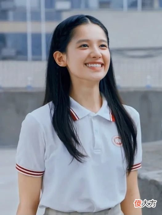 【时尚一点】同样是少女，为什么她们自带一种冷冷的故事氛围感？