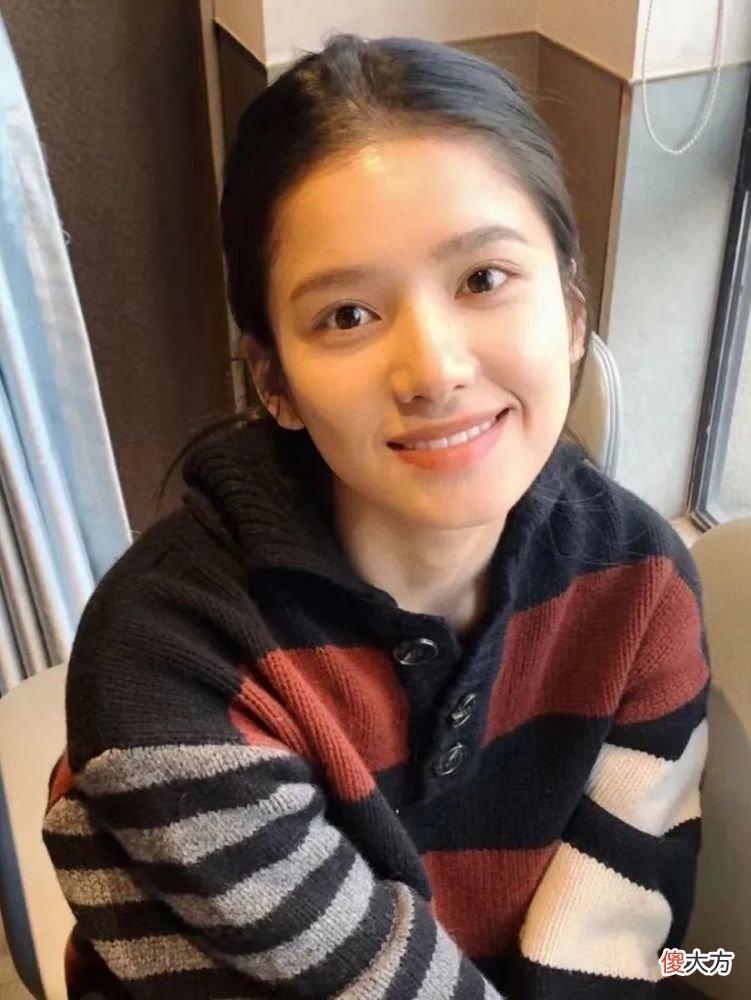 【时尚一点】同样是少女，为什么她们自带一种冷冷的故事氛围感？