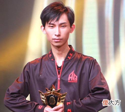 【游戏世界】AG赢了！新野王4杀救世，一诺40％输出，梦泪在台下嘴笑裂了！
