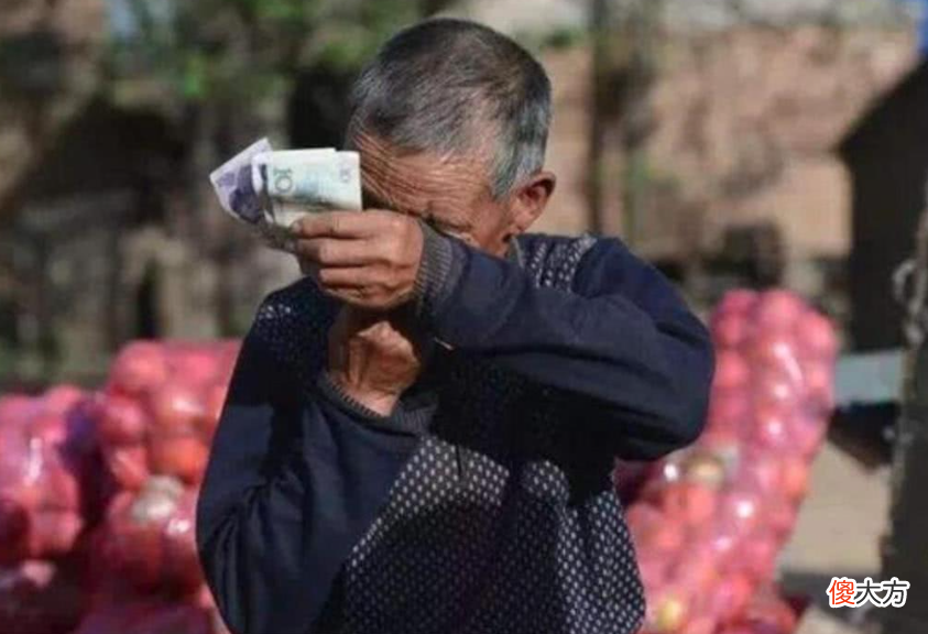为了要养老费，母亲小心翼翼走进儿子家，活成了最卑微的模样