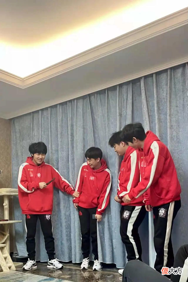 【游戏世界】AG训练赛一直被对面零封，野区问题非常大，真的要换新选手了！