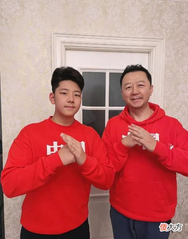 “一代”《爸爸去哪儿》傻憨憨小石头，14岁逆袭成“人间理想”型
