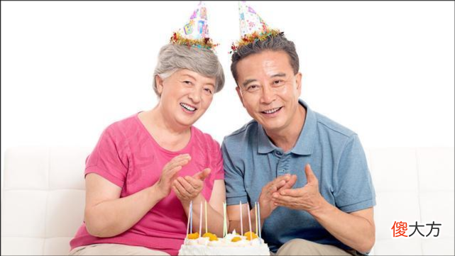 姥姥定点拿望远镜“蹲守”，看孩子上学，网友：这也就是学区房