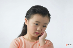 一骂就哭的孩子，和忍着不哭的孩子，长大后差距一目了然