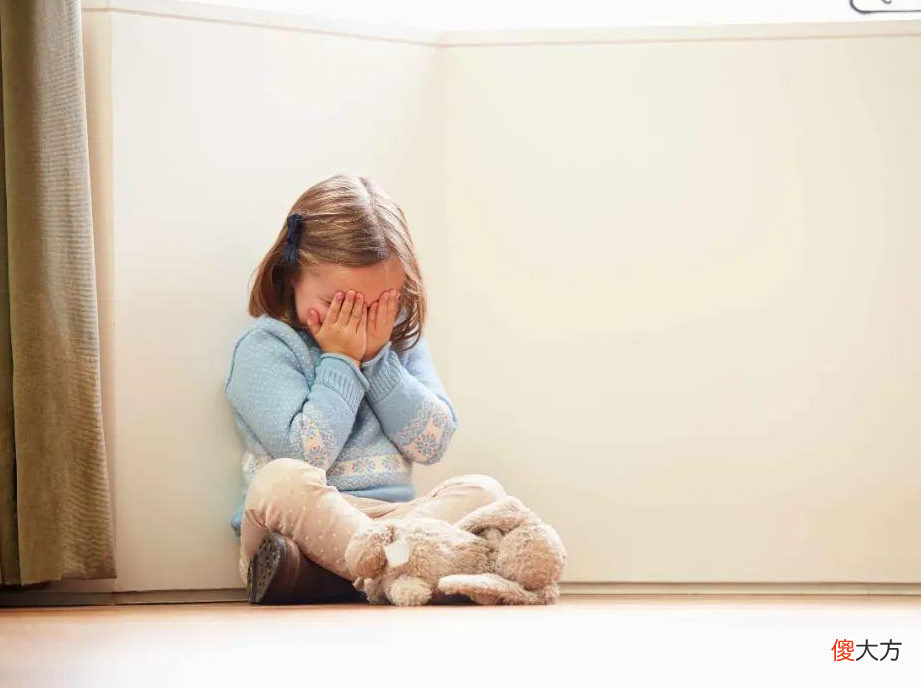 一骂就哭的孩子，和忍着不哭的孩子，长大后差距一目了然