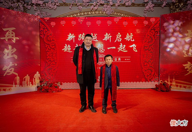 他高中没读完，成功逆袭身家过亿，谁说一米二五不能是“巨人”？