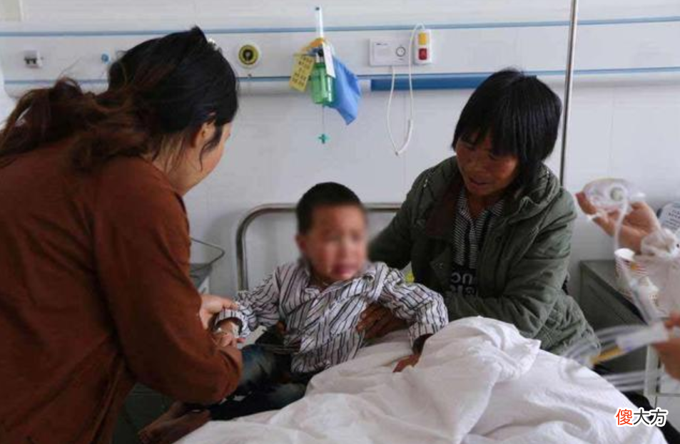 4岁孩子耳旁长出“聪明孔”，奶奶随手一挤，被医生指责不懂常识