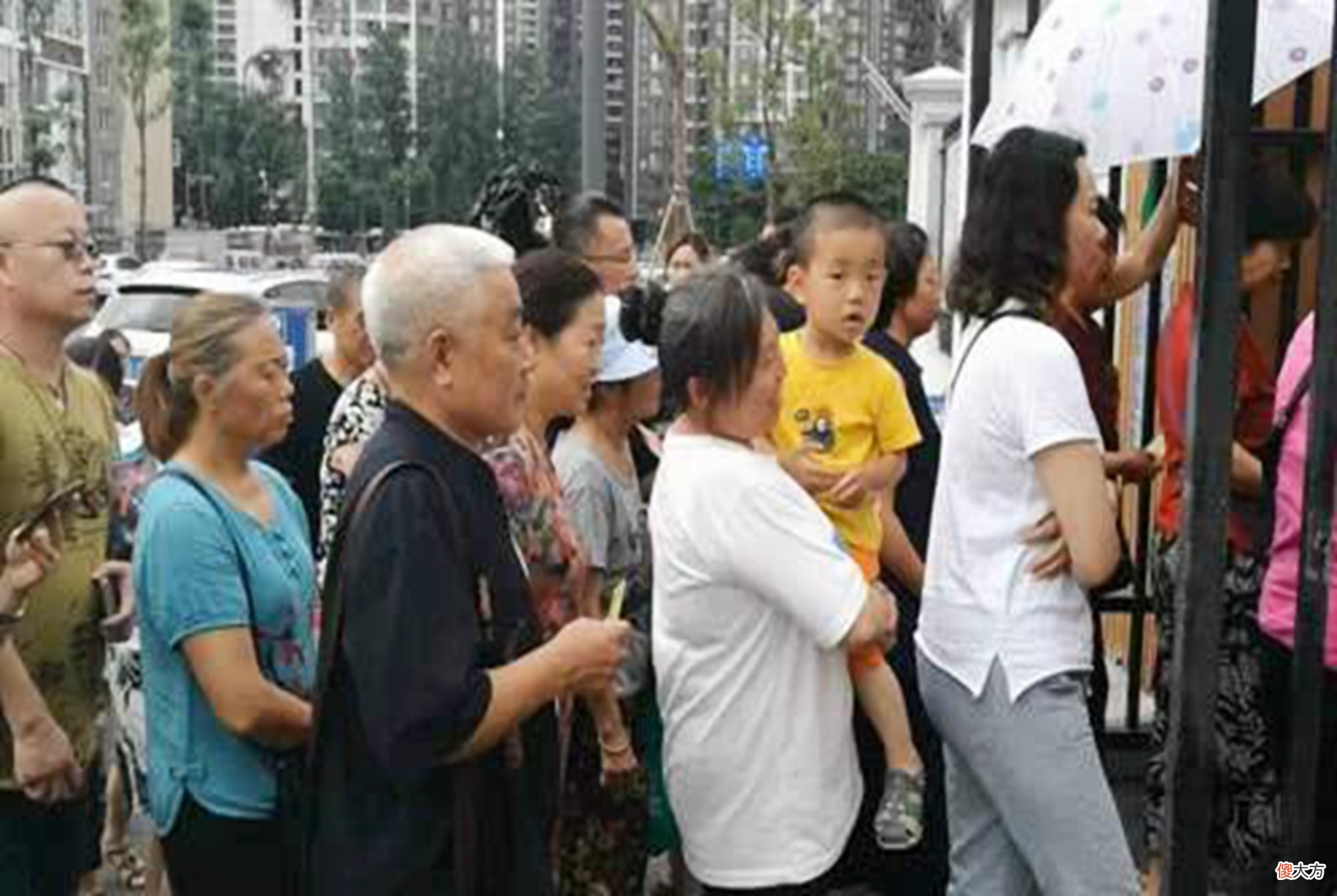 接娃时间也有“鄙视链”？高月薪的父母比较靠后，现在的家长好难
