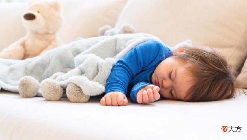婴儿一晚上醒几次正常？0-1岁宝宝睡眠需求表，父母可自查