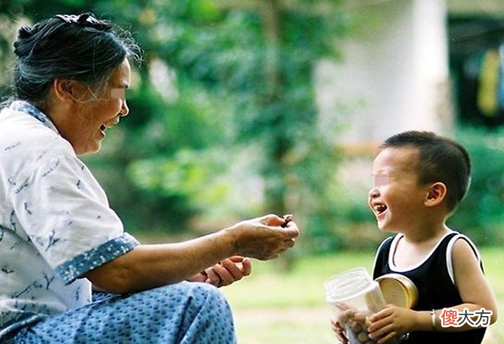外孙和孙子哪个更亲？老人的一番真心话，让众人“扎心”