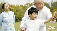 典型的中国式悲哀：给儿女带孩子的老人们从不被重视