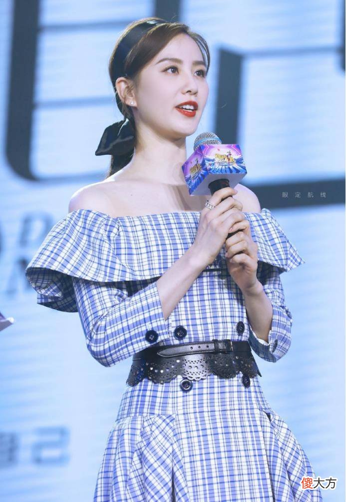 【时尚一点】刘诗诗身穿格纹裙，气质优雅，尽显高贵气质