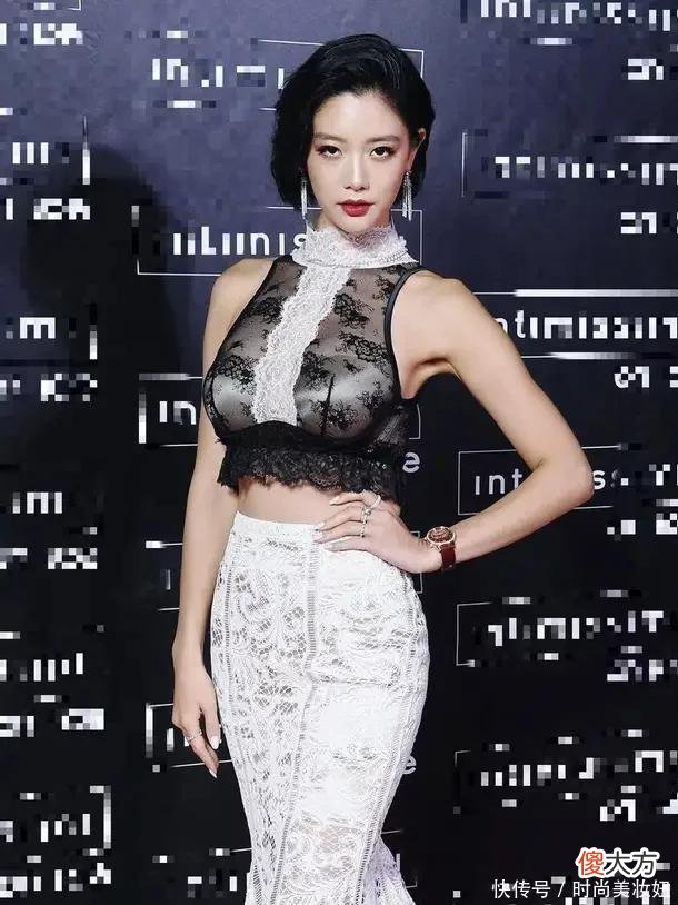 【时尚一点】克拉拉果然是“人间尤物”，穿蕾丝上衣配半身鱼尾裙，被美到了