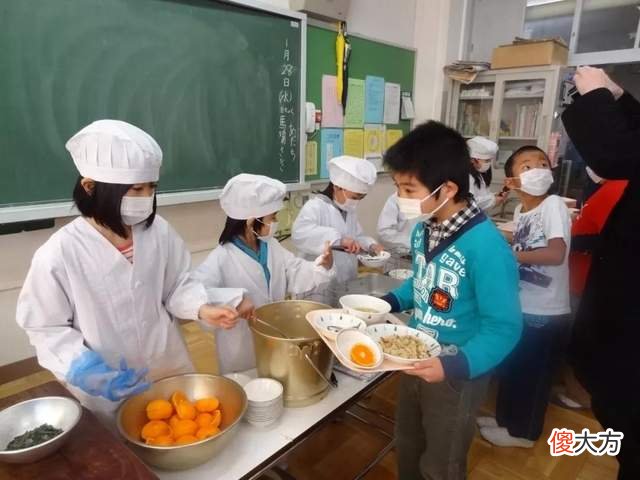 日本儿童健康居全球之首,看到他们的午餐,网友:国内学校难做到