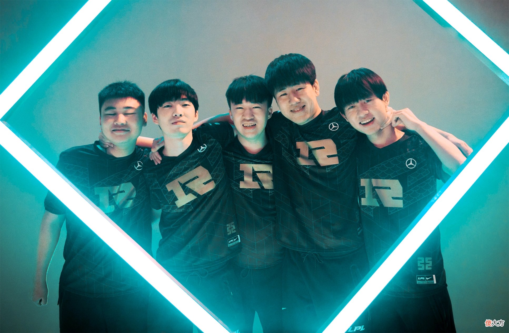【游戏世界】恭喜RNG8-0全胜出线！Cryin被抬下场RNG变阵小白上单mid虎斩下MVP