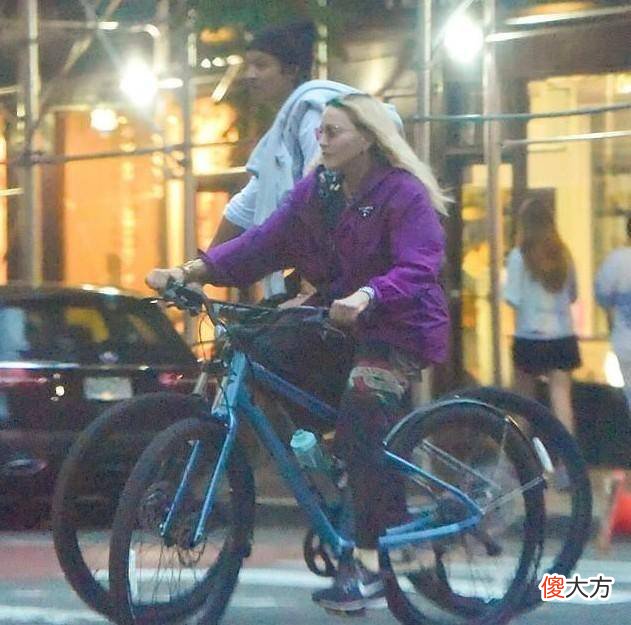 【时尚一点】62岁麦当娜和27岁男友相恋一年多，粉丝：做自己就好