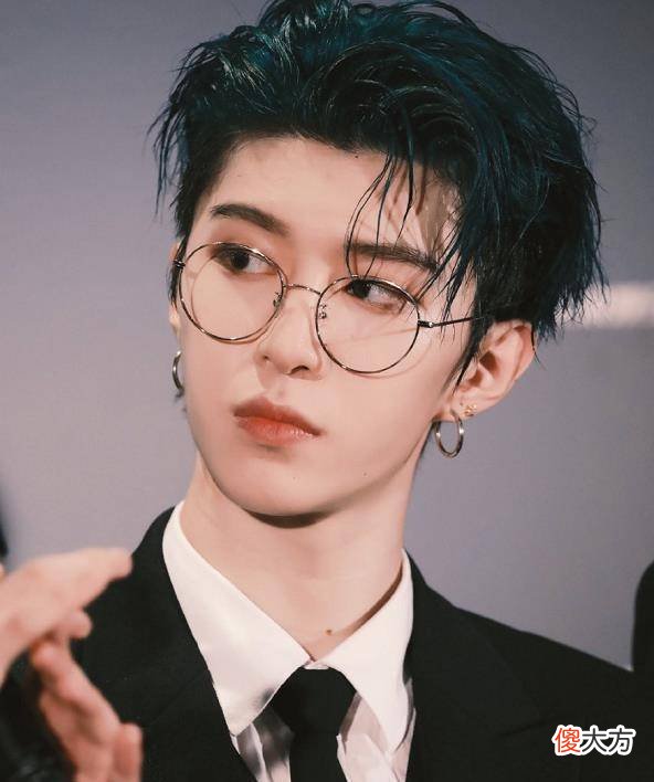 【时尚一点】娱乐圈中戴耳环的男明星，黄子韬漂亮，王一博自愧不如