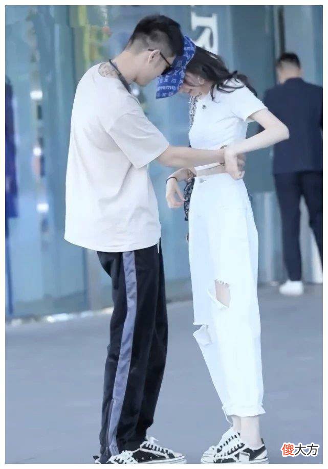 【就爱时尚】街拍：这对情侣，不管是男的还是女的