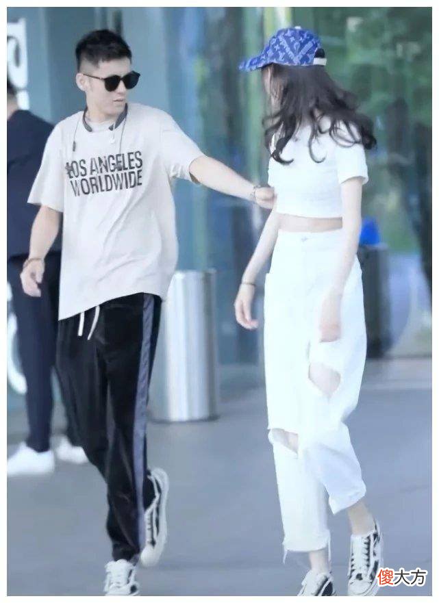 【就爱时尚】街拍：这对情侣，不管是男的还是女的