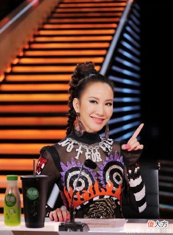 【就爱时尚】李玟真是不见老，穿修身连衣裙配高马尾录节目，不敢相信47岁了