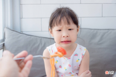 萌宝：为啥孩子挑食大人不挑食？致为孩子吃饭问题而发愁的家长