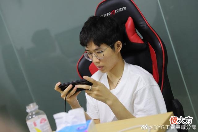 【游戏世界】花海开播补时长，直播标题调侃林教练，网友：不怕下播找你聊聊？