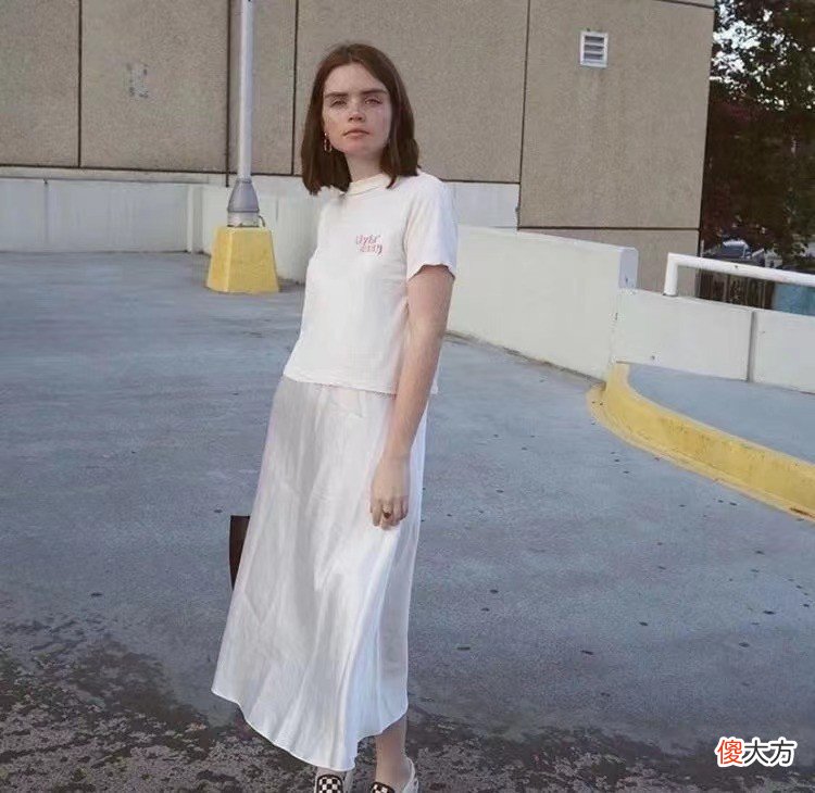 【就爱时尚】有小肚子的女人，尽量少穿“3种衣服”，不显瘦就算了，还显腰粗