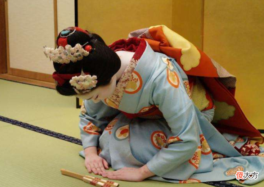 【历史故事】日本天皇失去神性成职业，每天也要按时上班，年薪9000万日元