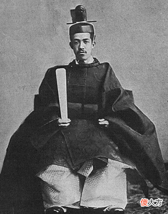 【历史故事】日本天皇失去神性成职业，每天也要按时上班，年薪9000万日元