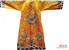 【历史故事】历代皇帝的龙袍是什么材质的？时间一长穿脏了，有味了怎么办？