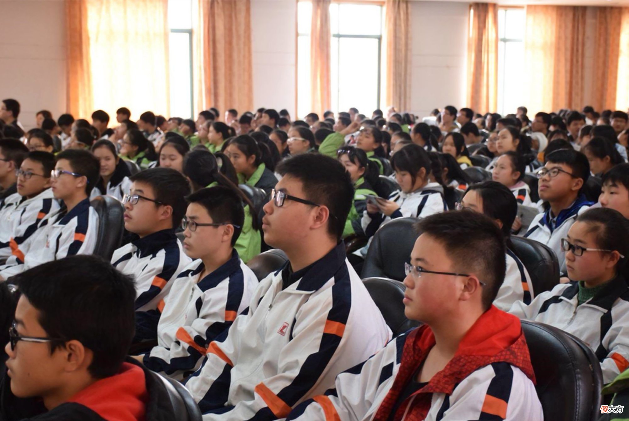 学生把检讨书写成藏头诗，看着态度诚恳，老师：你当我看不出来？