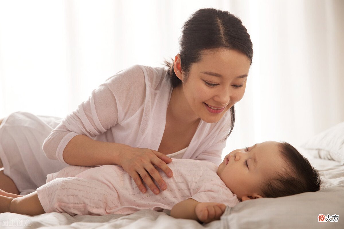 孩子睡觉总爱踢被子、趴枕头，正常吗？背后原因宝妈要了解