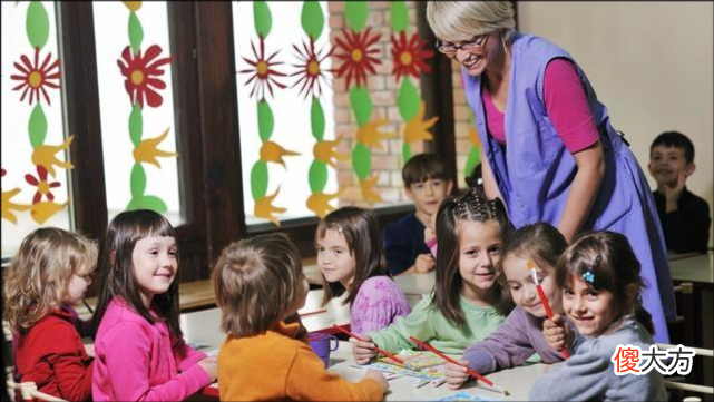 孩子不愿上幼儿园，老师和家长的交接仪式，网友：看着可真狠